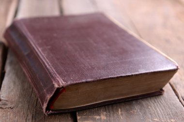 Ahşap masa üzerinde eski kitap yakın çekim