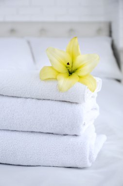 Yatak odası iç taze aklanıyor kabarık havlu