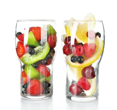 Çilek ve üzerinde beyaz izole meyve gözlük