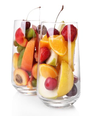 Taze meyve salatası üzerine beyaz izole gözlük