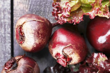 Ahşap masa üzerinde marul ile kırmızı pancar yakın çekim