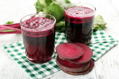 Pancar suyu masada sebzeli gözlük yakın çekim