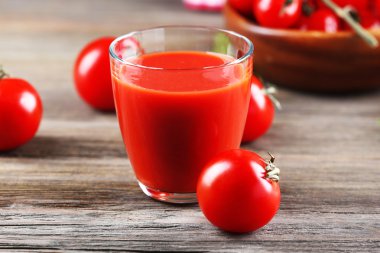 Bardak domates suyu ile sebze ahşap masa üzerinde kapat