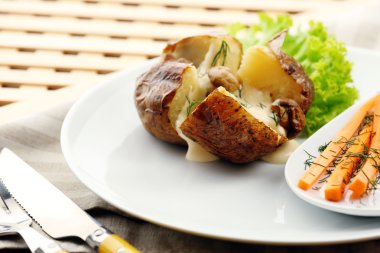 Fırında patates peynir ve plaka üzerinde mantar ile yakın çekim