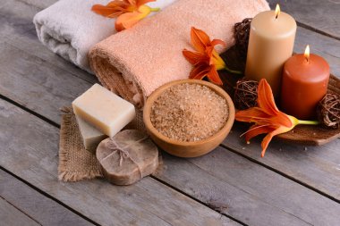 Güzel spa kompozisyon ahşap masaya çiçek ile yakın çekim