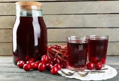 Ahşap zemin üzerine masada tatlı ev yapımı vişne kompostosu