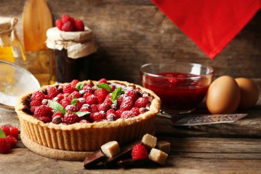 Ahşap arka plan üzerinde taze ahududu ile tart