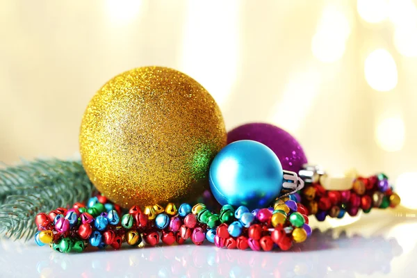 Krásné vánoční koule na světlo rozmazané pozadí — Stock fotografie