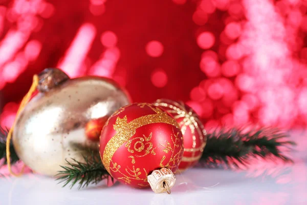 Prachtige kerstballen op rode achtergrond wazig — Stockfoto