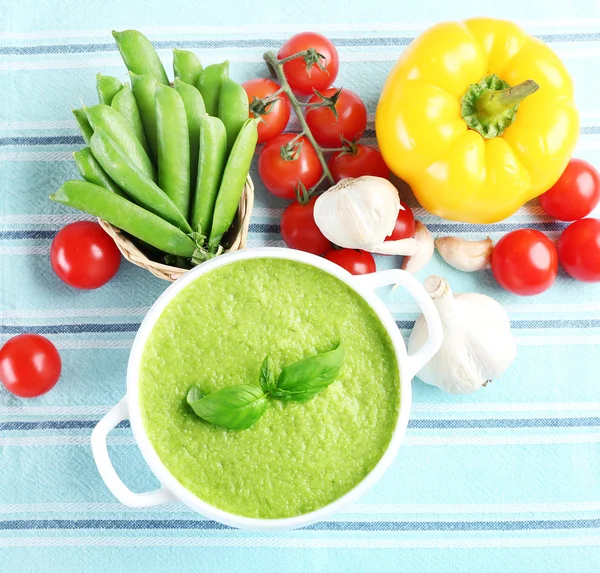 Soupe de pois et légumes savoureux sur la table close up — Photo