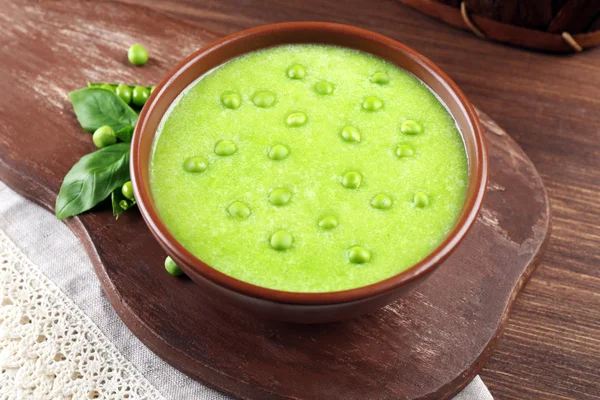 Soupe de petits pois savoureuse sur la table close up — Photo