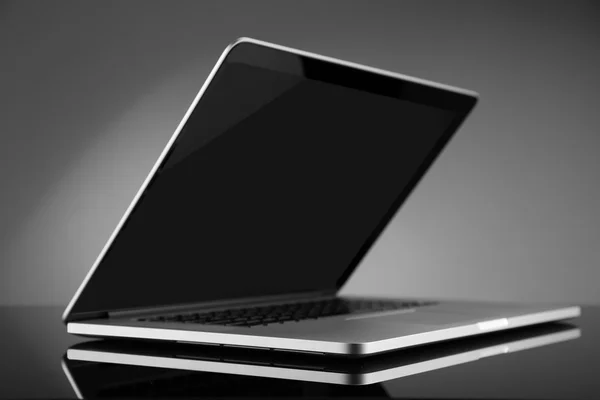 笔记本电脑上的灰色背景 — 图库照片