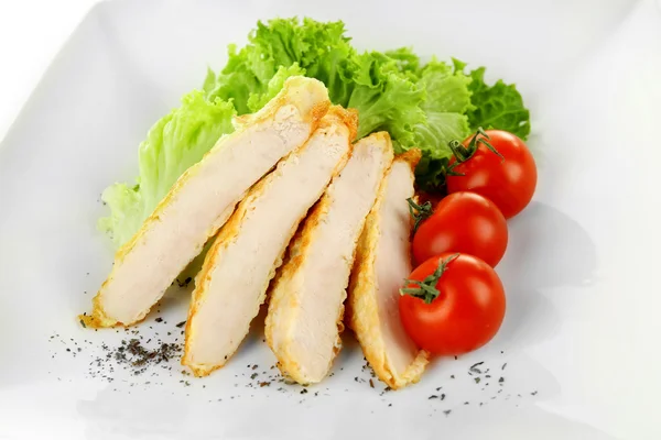 Rebanadas de filete de pollo con tomate cherry y lechuga en el plato de cerca — Foto de Stock