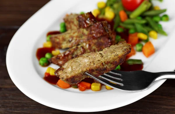 Leckere Fleischscheiben mit Gemüse auf dem Tisch aus nächster Nähe — Stockfoto