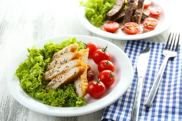 Fatias de filé de frango com especiarias e tomate cereja na mesa de perto — Fotografia de Stock