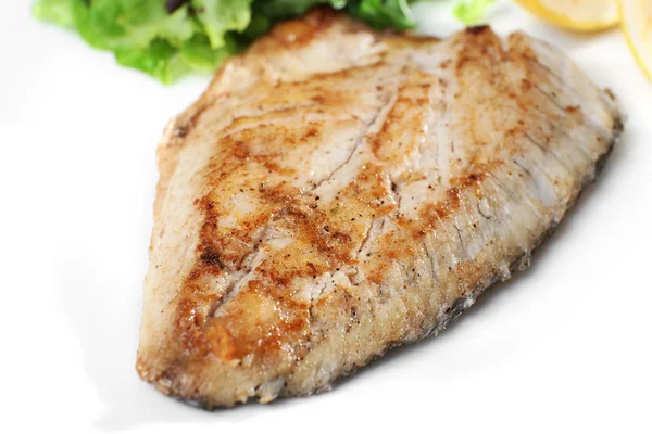 Prueba de filete de pescado asado en la placa de cerca — Foto de Stock
