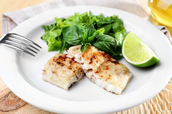 Fischfilet mit Gemüse und Limette auf Teller aus nächster Nähe — Stockfoto