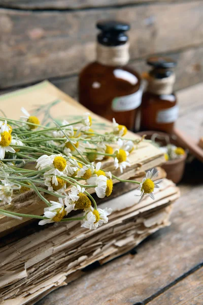 Vecchi libri con fiori secchi e bottiglie sul tavolo da vicino — Foto Stock