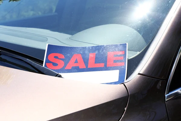 Zum Verkauf Schild an der Windschutzscheibe des Autos. — Stockfoto