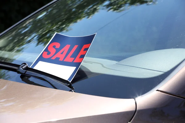 For sale sign on windshield of car. — Stock Photo, Image