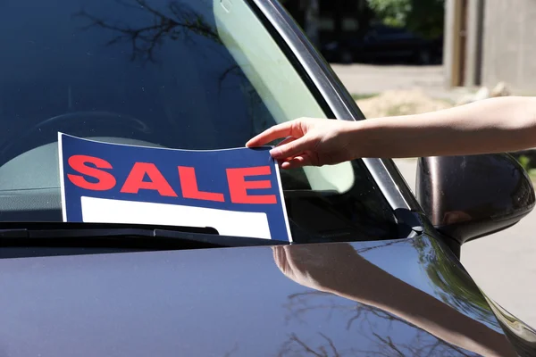 Voor verkoop teken op de voorruit van de auto. — Stockfoto