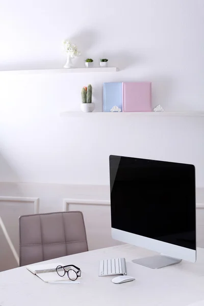 Werkplek met computer in kamer — Stockfoto