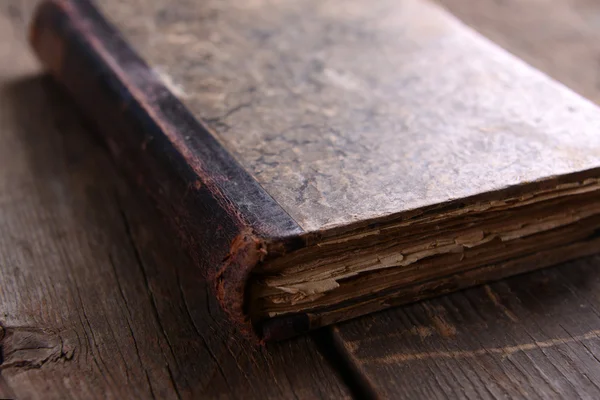 Livro velho na mesa de madeira perto — Fotografia de Stock