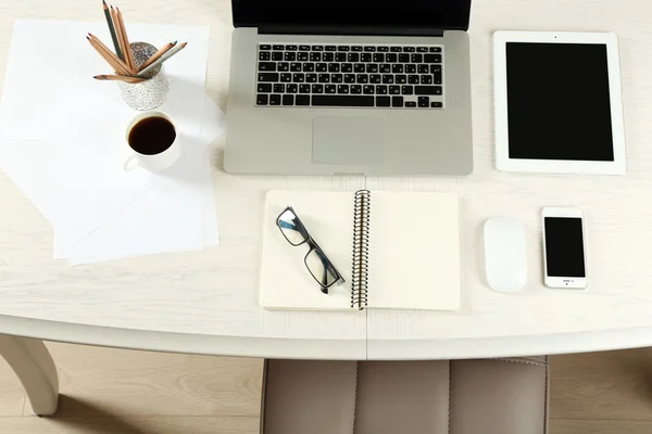 Ordenador portátil con tablet y teléfono inteligente en la vista superior del lugar de trabajo — Foto de Stock