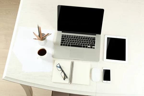 Ordenador portátil con tablet y teléfono inteligente en la vista superior del lugar de trabajo —  Fotos de Stock