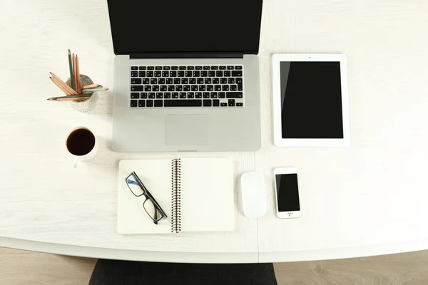 Ноутбук з планшетом і смартфоном на робочому місці вид зверху — стокове фото