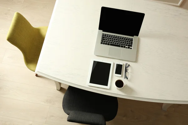 Laptop com tablet e telefone inteligente na vista superior do local de trabalho — Fotografia de Stock