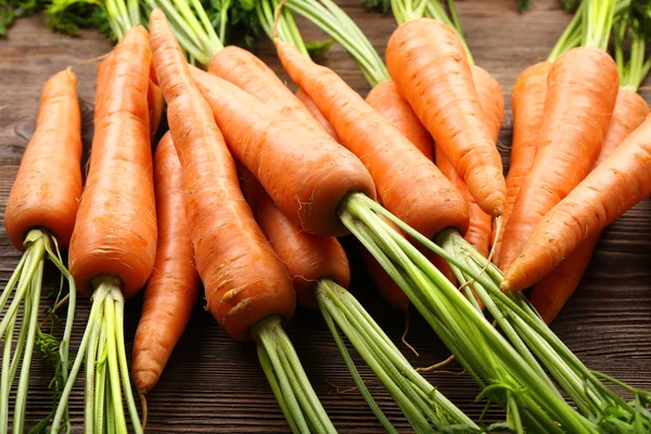 Fresh organic carrots on wooden table, closeup — Stock Photo, Image