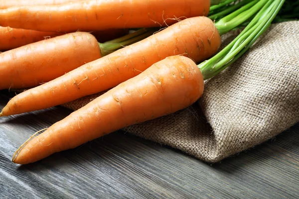 Fresh organic carrots on wooden table, closeup — Stock Photo, Image