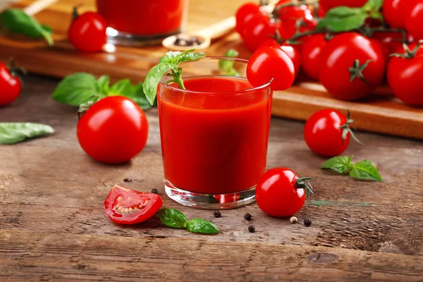 Copo de suco de tomate na mesa de madeira, close-up — Fotografia de Stock