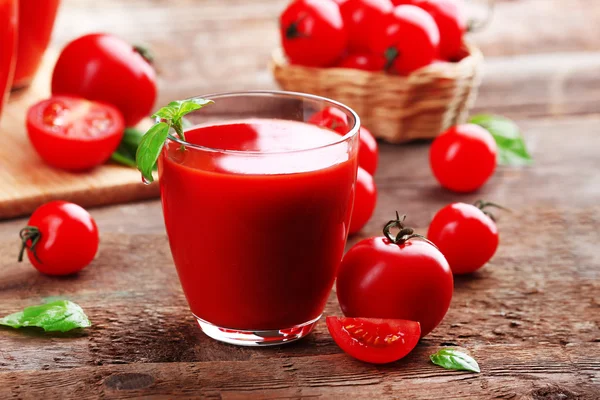 Vaso de jugo de tomate sobre mesa de madera, primer plano — Foto de Stock