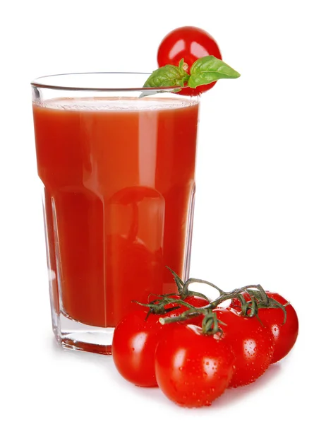 Glas Tomatensaft mit grünen Blättern isoliert auf weiß — Stockfoto