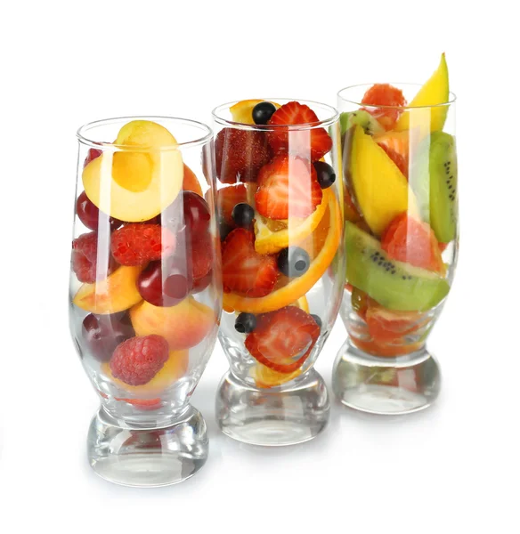 Glazen van bessen en fruit geïsoleerd op wit — Stockfoto