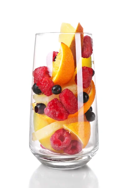 Vers fruit salade in glas geïsoleerd op wit — Stockfoto