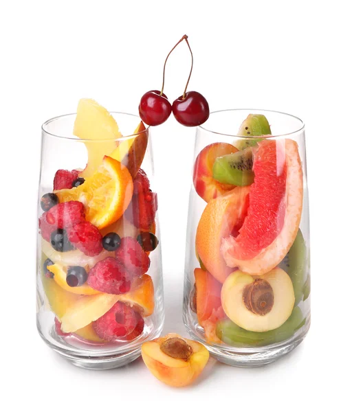 Ensalada de frutas frescas en vasos aislados en blanco —  Fotos de Stock