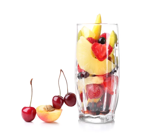 Ensalada de frutas frescas en vidrio aislado en blanco — Foto de Stock