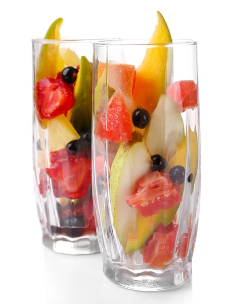 Świeże owoce sałatka w okularach na białym tle — Zdjęcie stockowe