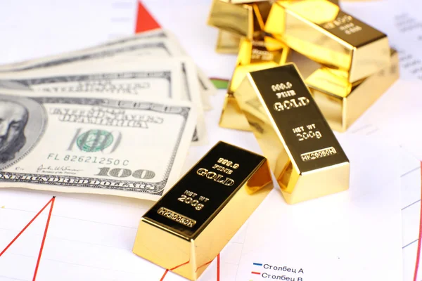 Bullion ouro com dinheiro na mesa de perto — Fotografia de Stock