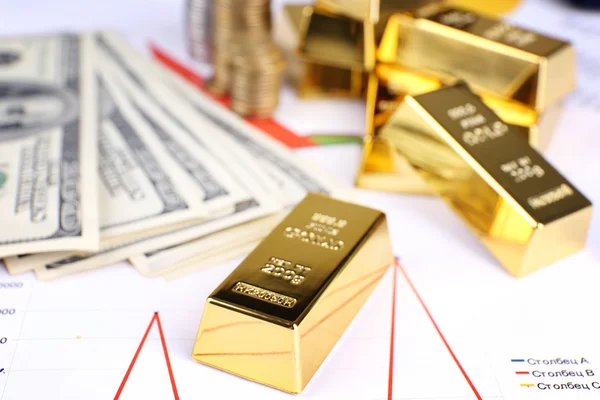 Zlata s penězi na stole zblízka — Stock fotografie