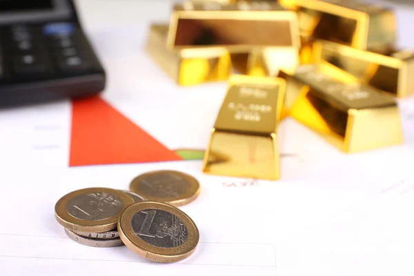 Zlata s mincemi na pozadí dokumentů — Stock fotografie