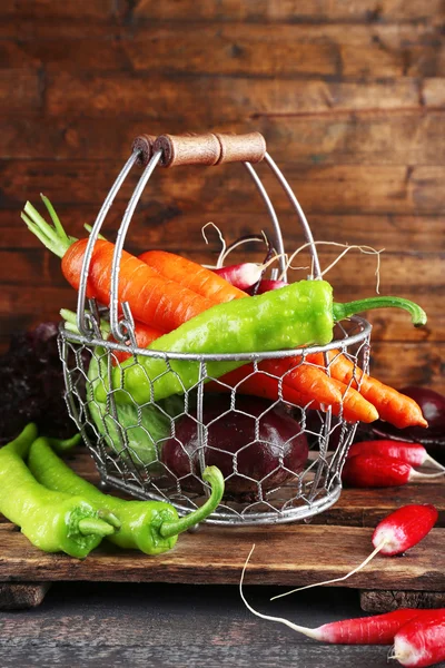 Haufen frisches Gemüse auf dem Tisch aus nächster Nähe — Stockfoto