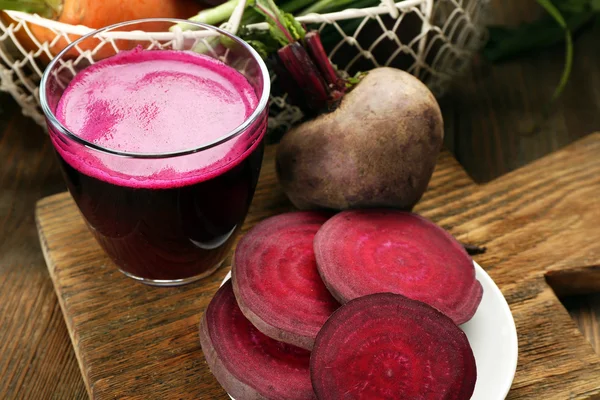 El vaso del jugo de remolacha con hortalizas a la mesa se acercan — Foto de Stock