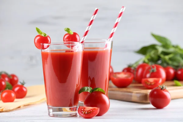 Los vasos del jugo de tomate con hortalizas sobre la mesa de madera se acercan — Foto de Stock