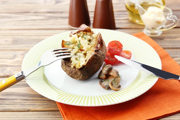 Batata assada com queijo e cogumelos na mesa de perto — Fotografia de Stock