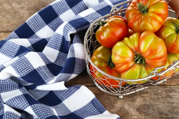 Yeşil domates sepeti masaya yakın çekim — Stok fotoğraf