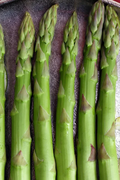 Fresh asparagus on pan, close-up — Stock Photo, Image